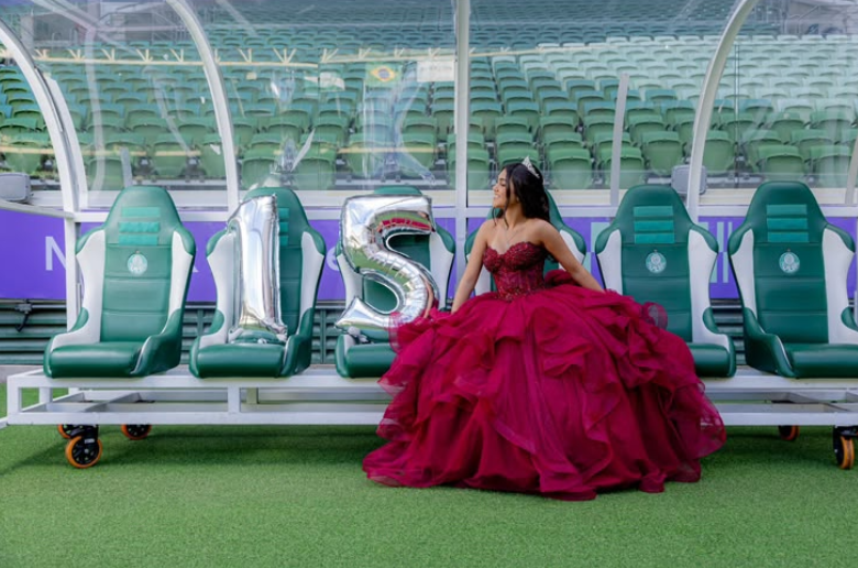 Maria Clara com seu vestido de quinze anos ao lado dos números 15